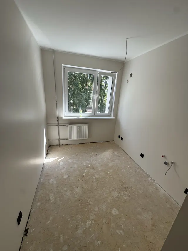 Korteri remondi tööetapp puhta seina ja aknaga Tallinnas