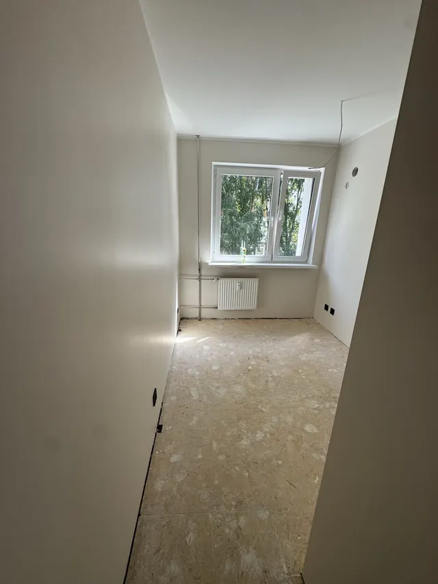 Korteri remondi ettevalmistatud tuba Tallinnas uue akna ja viimistletud seintega